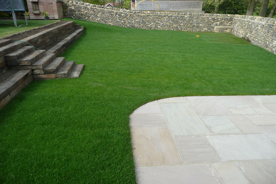 LARGE LANDSCAPED GARDEN